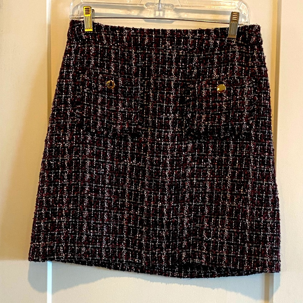Like new!  Trendy & cute with front buttoned pocket flare.  Loft S4